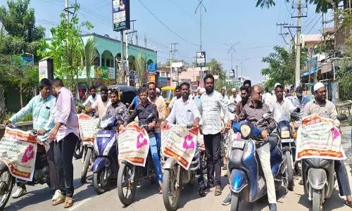 सूर्यपेट में chicken center मैनेजरों ने बड़ी विरोध रैली निकाली सूर्यपेट में chicken center मैनेजरों ने बड़ी विरोध रैली निकाली