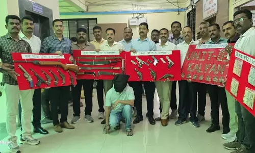 ‘Reel star’ और बिल्डर गिरफ्तार, भारी मात्रा में हथियारों का जखीरा और ₹3.52 लाख के नकली नोट जब्त