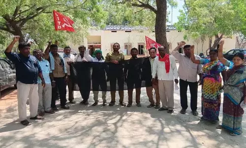 CITU Damaracharla ने चार केंद्रीय श्रम संहिताओं को निरस्त करने की मांग को लेकर विरोध प्रदर्शन किया CITU Damaracharla ने चार केंद्रीय श्रम संहिताओं को निरस्त करने की मांग को लेकर विरोध प्रदर्शन किया