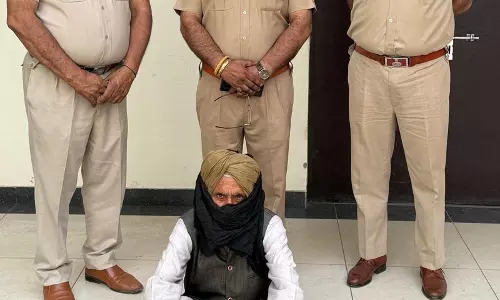 Ludhiana: भगोड़े शगनप्रीत के पिता जबरन वसूली के मामले में गिरफ्तार Ludhiana: भगोड़े शगनप्रीत के पिता जबरन वसूली के मामले में गिरफ्तार