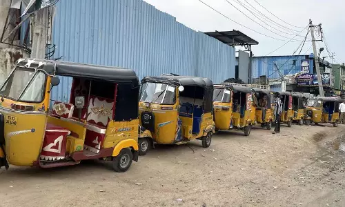 ऑटो चालकों ने LPG की कमी के विरोध में प्रदर्शन किया, एलबी नगर के पास सागर हाईवे पर यातायात बाधित ऑटो चालकों ने LPG की कमी के विरोध में प्रदर्शन किया, एलबी नगर के पास सागर हाईवे पर यातायात बाधित