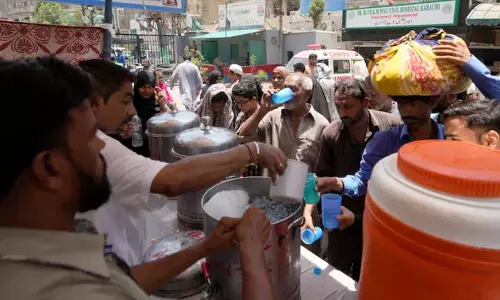 Karachi में पानी का सिस्टम ठप; बिजली जाने से पाइपलाइन फटने से बड़ा हादसा Karachi में पानी का सिस्टम ठप; बिजली जाने से पाइपलाइन फटने से बड़ा हादसा