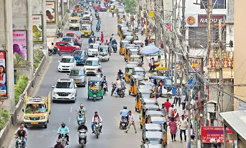 Hyderabad में एलपीजी की कमी को लेकर ऑटो चालकों का विरोध प्रदर्शन जारी Hyderabad में एलपीजी की कमी को लेकर ऑटो चालकों का विरोध प्रदर्शन जारी