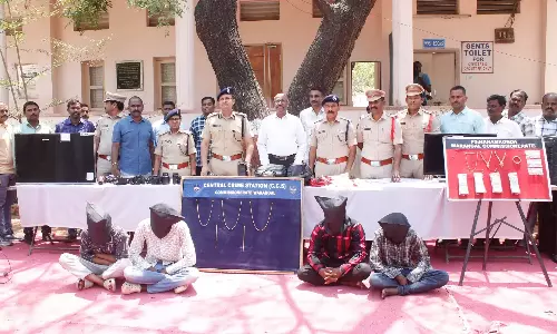 Warangal में इंटर-स्टेट चेन-स्नेचिंग गैंग के दो सदस्य गिरफ्तार Warangal में इंटर-स्टेट चेन-स्नेचिंग गैंग के दो सदस्य गिरफ्तार