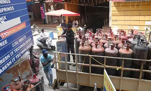 LPG सिलेंडर की कमी के कारण हैदराबाद के होटलों ने मेनू कम कर दिया LPG सिलेंडर की कमी के कारण हैदराबाद के होटलों ने मेनू कम कर दिया