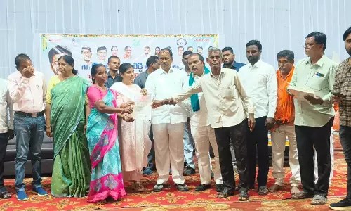 Revuri Prakash Reddy ने केएमटीपी परियोजना से प्रभावित किसानों को प्लॉट बांटे Revuri Prakash Reddy ने केएमटीपी परियोजना से प्रभावित किसानों को प्लॉट बांटे