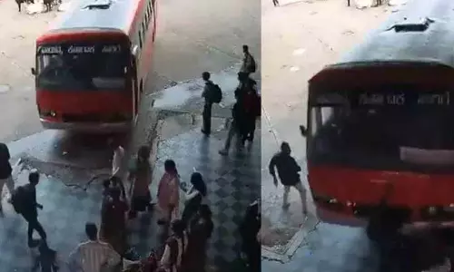 Karnataka में बस के प्लेटफॉर्म पर गिरने से लड़के की मौत Karnataka में बस के प्लेटफॉर्म पर गिरने से लड़के की मौत