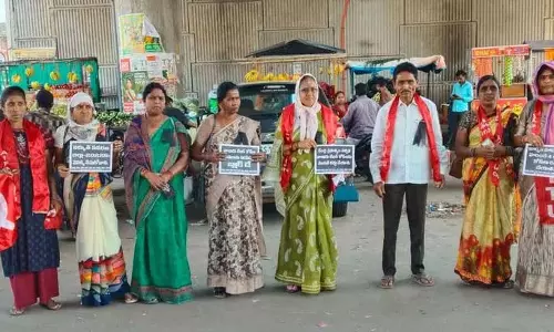 Black badges पहने प्रदर्शनकारियों ने नए श्रम कानूनों को रद्द करने की मांग की Black badges पहने प्रदर्शनकारियों ने नए श्रम कानूनों को रद्द करने की मांग की