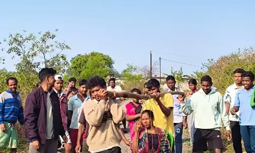 Alluri Sitarama Raju जिले में आदिवासी महिला को डोली में तीन किलोमीटर ले जाना पड़ा Alluri Sitarama Raju जिले में आदिवासी महिला को डोली में तीन किलोमीटर ले जाना पड़ा