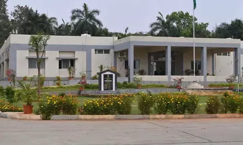 Singareni के खनिक बढ़ती गर्मी में संघर्ष कर रहे हैं; सनस्ट्रोक के उपाय लागू Singareni के खनिक बढ़ती गर्मी में संघर्ष कर रहे हैं; सनस्ट्रोक के उपाय लागू