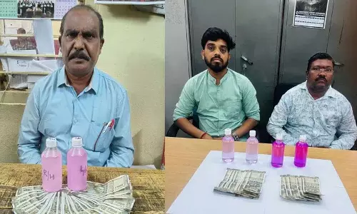 तीन सरकारी कर्मचारियों को ACB ने रिश्वत लेते पकड़ा तीन सरकारी कर्मचारियों को ACB ने रिश्वत लेते पकड़ा