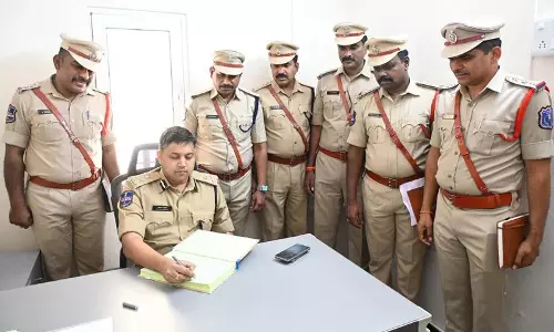 मलकाजगिरी में EOW पुलिस स्टेशन नेरेडमेट में शुरू, 2 करोड़ से ज़्यादा फ्रॉड केस संभालेगा मलकाजगिरी में EOW पुलिस स्टेशन नेरेडमेट में शुरू, 2 करोड़ से ज़्यादा फ्रॉड केस संभालेगा