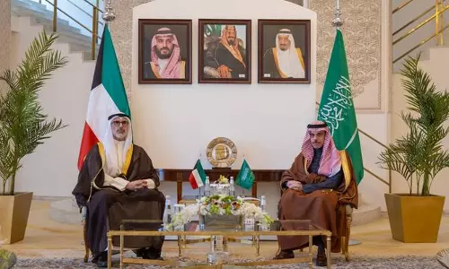 सऊदी विदेश मंत्री ने Kuwaiti समकक्ष के साथ द्विपक्षीय मुद्दों और क्षेत्रीय हालात पर चर्चा की सऊदी विदेश मंत्री ने Kuwaiti समकक्ष के साथ द्विपक्षीय मुद्दों और क्षेत्रीय हालात पर चर्चा की