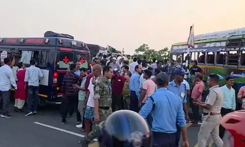 CM की मीटिंग से लौटते समय हुए भयानक एक्सीडेंट में कम से कम 45 लोग घायल हो गए CM की मीटिंग से लौटते समय हुए भयानक एक्सीडेंट में कम से कम 45 लोग घायल हो गए