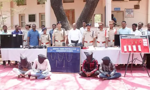 Warangal में अकेली महिलाओं को निशाना बनाकर चेन स्नैचिंग, दो तमिलनाडु के आरोपी गिरफ्तार Warangal में अकेली महिलाओं को निशाना बनाकर चेन स्नैचिंग, दो तमिलनाडु के आरोपी गिरफ्तार