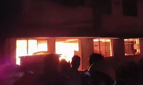 LIVE VIDEO: फैक्ट्री में भीषण आग, तेज हवाओं से भड़की लपटें LIVE VIDEO: फैक्ट्री में भीषण आग, तेज हवाओं से भड़की लपटें