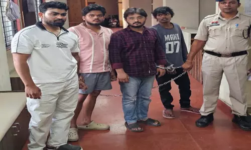 रायपुर: शटर के पीछे संदिग्ध गतिविधियों पर कार्रवाई, 4 युवक गिरफ्तार रायपुर: शटर के पीछे संदिग्ध गतिविधियों पर कार्रवाई, 4 युवक गिरफ्तार