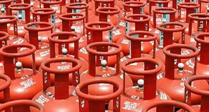 गैस सिलेंडर के दाम में 195 रुपए की बढ़ोतरी, लेकिन आम जनता को राहत गैस सिलेंडर के दाम में 195 रुपए की बढ़ोतरी, लेकिन आम जनता को राहत