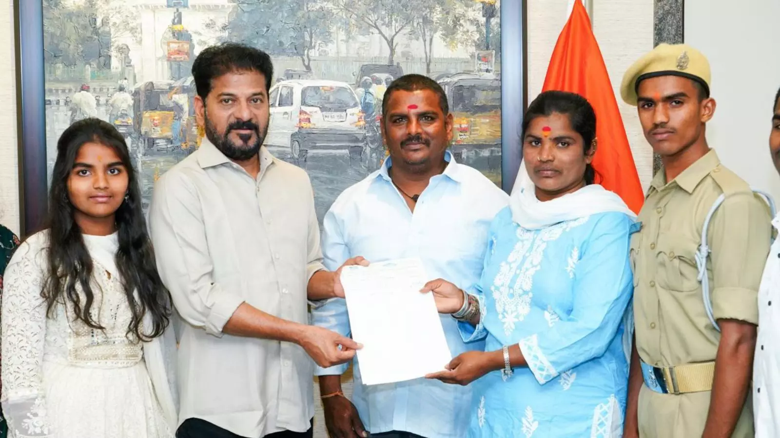‘Tank Bund Shiva’ को तेलंगाना सरकार से 5 लाख रुपये और 2BHK घर मिला ‘Tank Bund Shiva’ को तेलंगाना सरकार से 5 लाख रुपये और 2BHK घर मिला