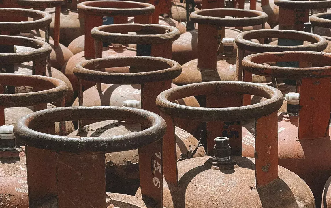 कटक में LPG की कालाबाजारी करने वाले रैकेट का भंडाफोड़, सिलेंडर जब्त कटक में LPG की कालाबाजारी करने वाले रैकेट का भंडाफोड़, सिलेंडर जब्त