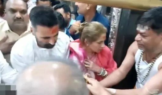 MP : एक्टर अक्षय कुमार और एक्ट्रेस डिंपल कपाड़िया ने उज्जैन के महाकालेश्वर मंदिर में पूजा-अर्चना की MP : एक्टर अक्षय कुमार और एक्ट्रेस डिंपल कपाड़िया ने उज्जैन के महाकालेश्वर मंदिर में पूजा-अर्चना की