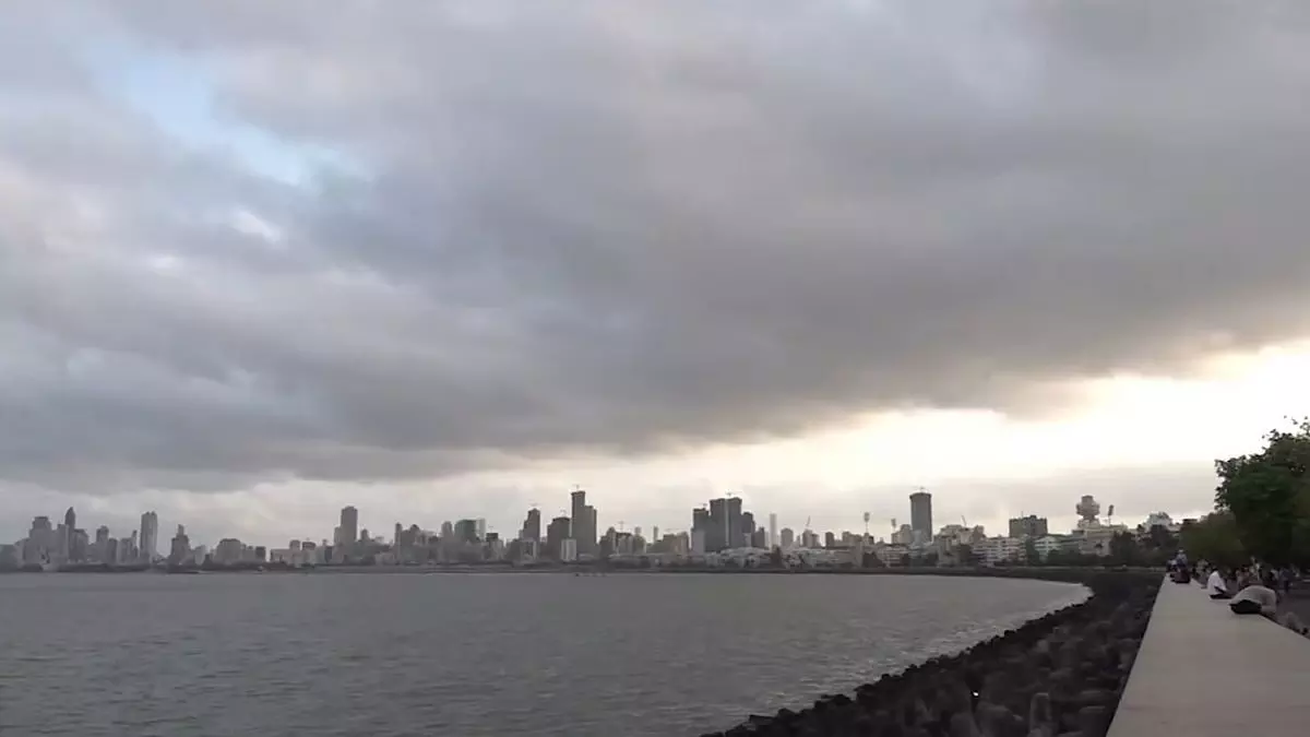 Mumbai : शहर में सुबह बादल छाए रहेंगे Mumbai : शहर में सुबह बादल छाए रहेंगे
