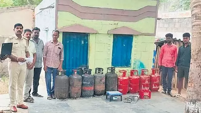 बेल्लारी में LPG तस्करी रैकेट का पर्दाफाश: 2,000 रुपये में बेचे जा रहे थे घरेलू सिलेंडर, 9 सिलेंडर जब्त बेल्लारी में LPG तस्करी रैकेट का पर्दाफाश: 2,000 रुपये में बेचे जा रहे थे घरेलू सिलेंडर, 9 सिलेंडर जब्त