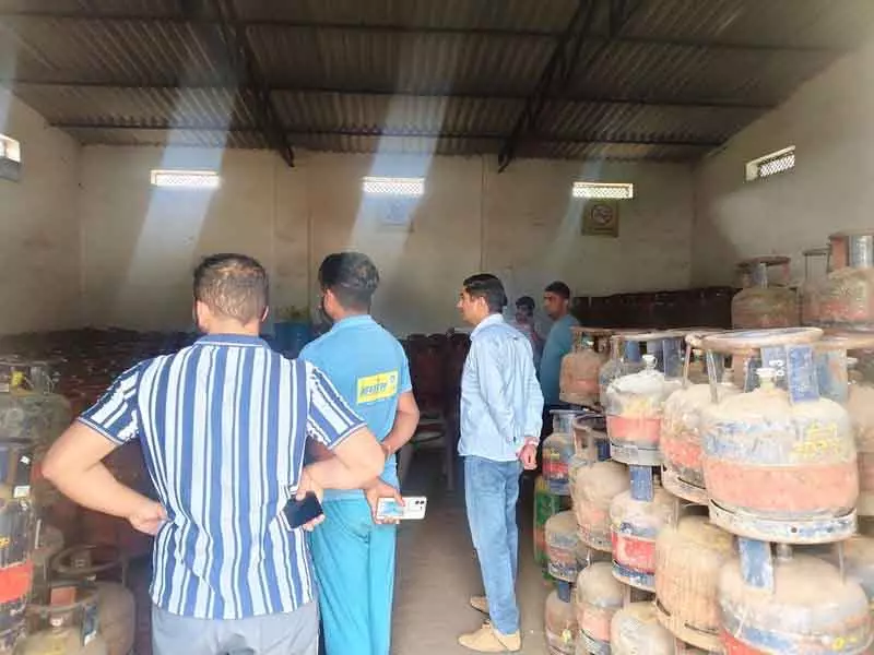Haryana के यमुनानगर-जगाधरी में कमर्शियल जगहों से 13 घरेलू LPG सिलेंडर ज़ब्त किए गए Haryana के यमुनानगर-जगाधरी में कमर्शियल जगहों से 13 घरेलू LPG सिलेंडर ज़ब्त किए गए