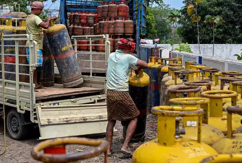 पश्चिम एशिया संकट: जेट ईंधन की कीमतें दोगुनी, कमर्शियल LPG सिलेंडर 195.50 रुपये महंगा पश्चिम एशिया संकट: जेट ईंधन की कीमतें दोगुनी, कमर्शियल LPG सिलेंडर 195.50 रुपये महंगा