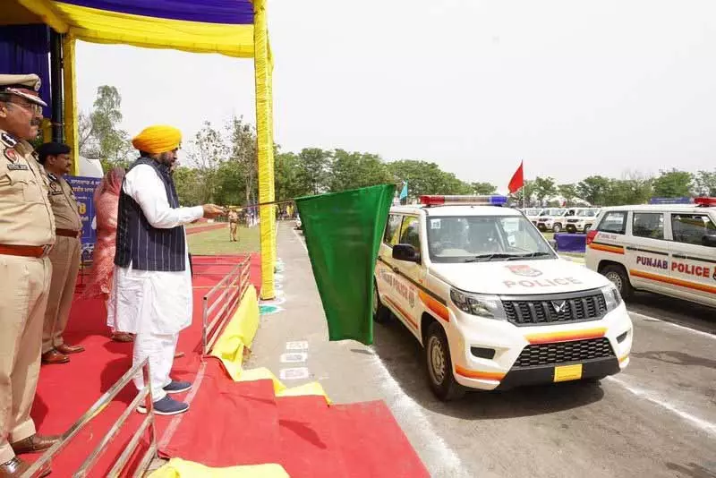 Bhagwant Mann ने 508 ERV को हरी झंडी दिखाई Bhagwant Mann ने 508 ERV को हरी झंडी दिखाई