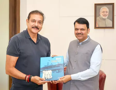 महाराष्ट्र के मुख्यमंत्री देवेंद्र फडणवीस ने रवि शास्त्री से की मुलाकात, पूर्व क्रिकेटर ने भेंट की किताब महाराष्ट्र के मुख्यमंत्री देवेंद्र फडणवीस ने रवि शास्त्री से की मुलाकात, पूर्व क्रिकेटर ने भेंट की किताब