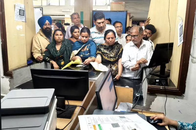 Jalandhar: एक साल के इंतज़ार, सरकार ने सिंगल-विंडो सिटीजन सर्विस पोर्टल के लिए काम शुरू किया Jalandhar: एक साल के इंतज़ार, सरकार ने सिंगल-विंडो सिटीजन सर्विस पोर्टल के लिए काम शुरू किया