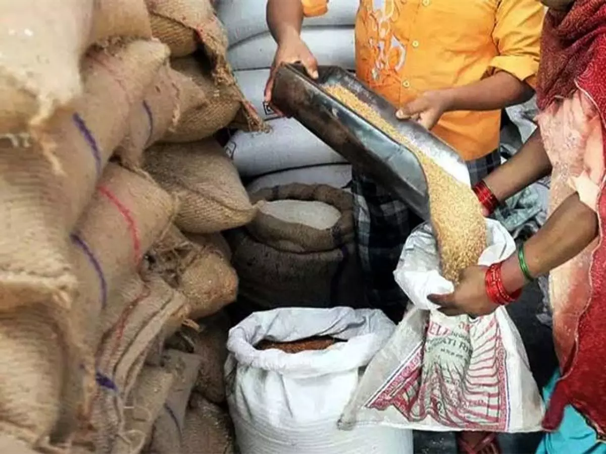 Indore: वितरण में लापरवाही, राशन दुकान पर कार्रवाई Indore: वितरण में लापरवाही, राशन दुकान पर कार्रवाई