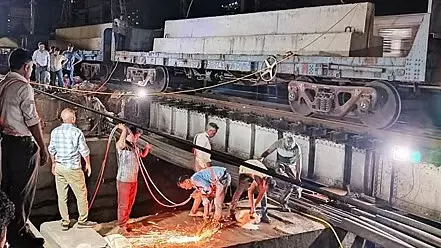 Mumbai : वेस्टर्न रेलवे ने कांदिवली और बोरीवली के बीच 129 साल पुराने पुल को मॉडर्न स्ट्रक्चर से बदला Mumbai : वेस्टर्न रेलवे ने कांदिवली और बोरीवली के बीच 129 साल पुराने पुल को मॉडर्न स्ट्रक्चर से बदला