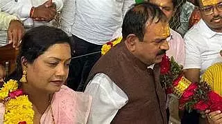 Nashik : शिरडी ज़मीन धोखाधड़ी मामले में भरत की पत्नी फरार, बेटा हिरासत में लिया गया Nashik : शिरडी ज़मीन धोखाधड़ी मामले में भरत की पत्नी फरार, बेटा हिरासत में लिया गया