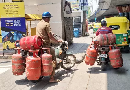 वैश्विक कीमतों में उछाल के बावजूद घरेलू एलपीजी, पेट्रोल और डीजल की कीमतें नहीं बढ़ी: सरकार वैश्विक कीमतों में उछाल के बावजूद घरेलू एलपीजी, पेट्रोल और डीजल की कीमतें नहीं बढ़ी: सरकार