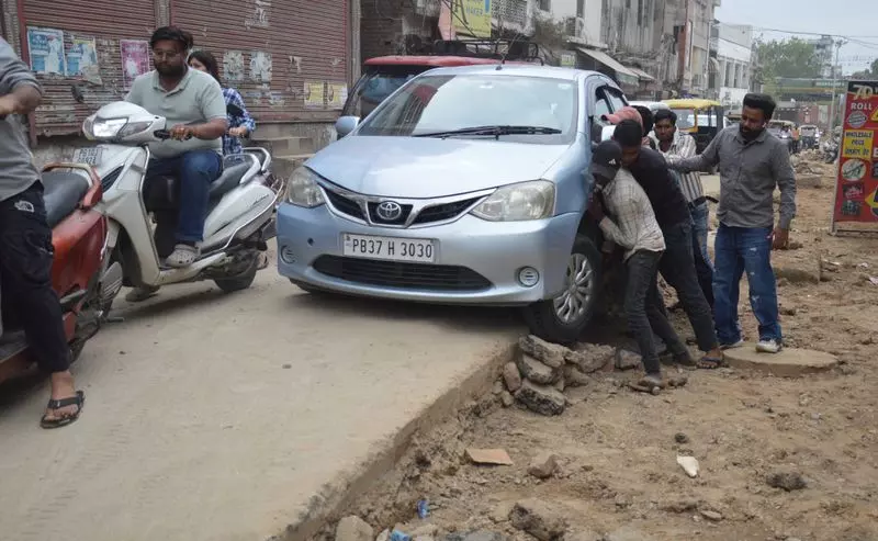 लुधियाना MC चीफ ने कहा, बारिश की वजह से काम में देरी हुई, डोमोरिया ब्रिज खोलने में एक और हफ्ता लगेगा लुधियाना MC चीफ ने कहा, बारिश की वजह से काम में देरी हुई, डोमोरिया ब्रिज खोलने में एक और हफ्ता लगेगा