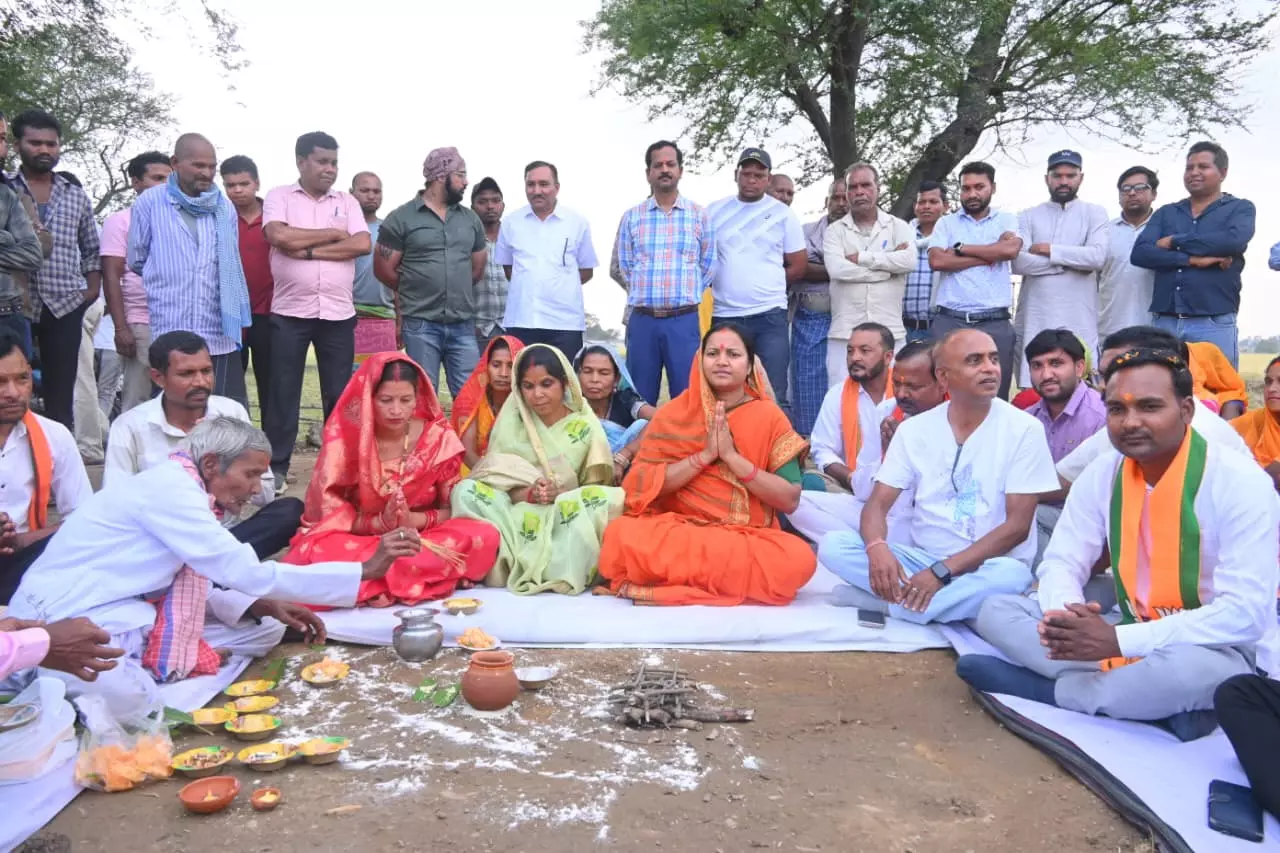 मंत्री लक्ष्मी राजवाड़े ने 3.80 करोड़ की सड़क निर्माण कार्य का किया शुभारंभ मंत्री लक्ष्मी राजवाड़े ने 3.80 करोड़ की सड़क निर्माण कार्य का किया शुभारंभ