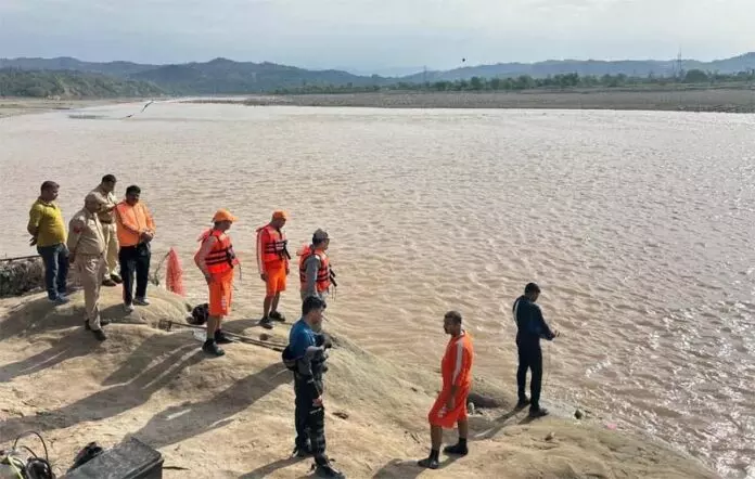 JAMMU: तीसरे लापता किशोर का शव तवी नदी से बरामद JAMMU: तीसरे लापता किशोर का शव तवी नदी से बरामद