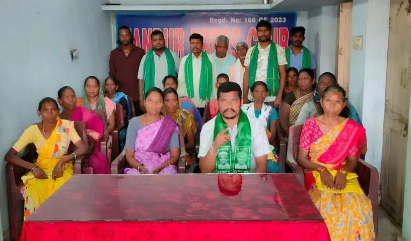 Mancherial में आदिवासी महिलाओं ने तहसीलदार ज्योत्सना से माफी की मांग की Mancherial में आदिवासी महिलाओं ने तहसीलदार ज्योत्सना से माफी की मांग की