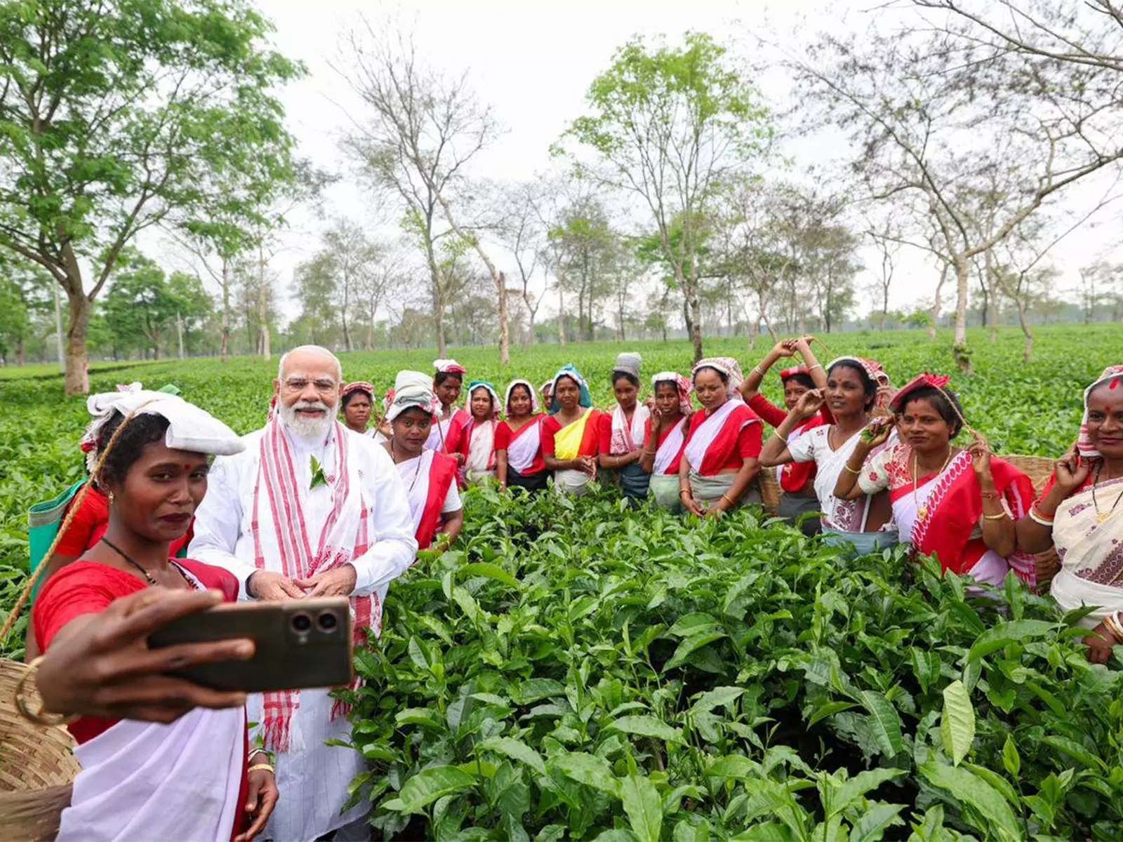 असम: PM मोदी ने डिब्रूगढ़ में चाय बागान का दौरा किया, श्रमिकों से बातचीत की असम: PM मोदी ने डिब्रूगढ़ में चाय बागान का दौरा किया, श्रमिकों से बातचीत की