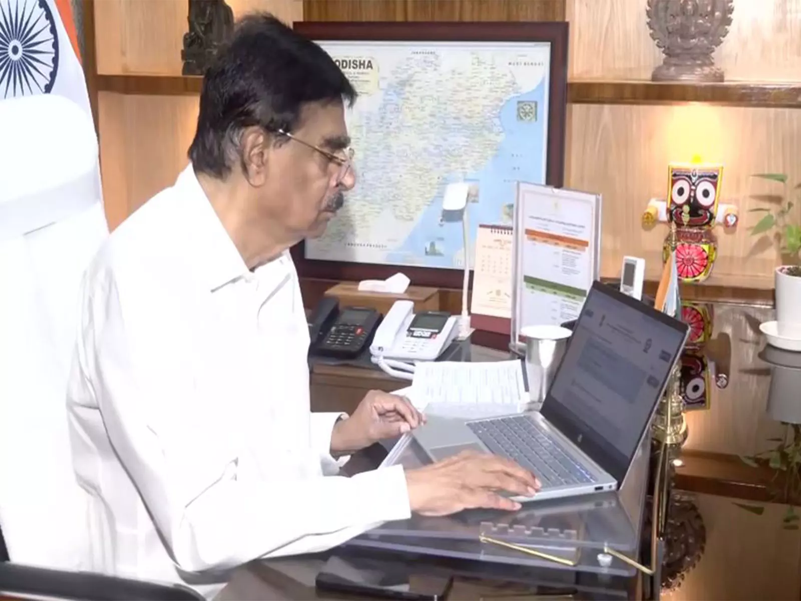 Odisha के राज्यपाल ने स्वयं-गणना के साथ जनगणना 2027 की शुरुआत की, जनता से भागीदारी का किया आग्रह Odisha के राज्यपाल ने स्वयं-गणना के साथ जनगणना 2027 की शुरुआत की, जनता से भागीदारी का किया आग्रह