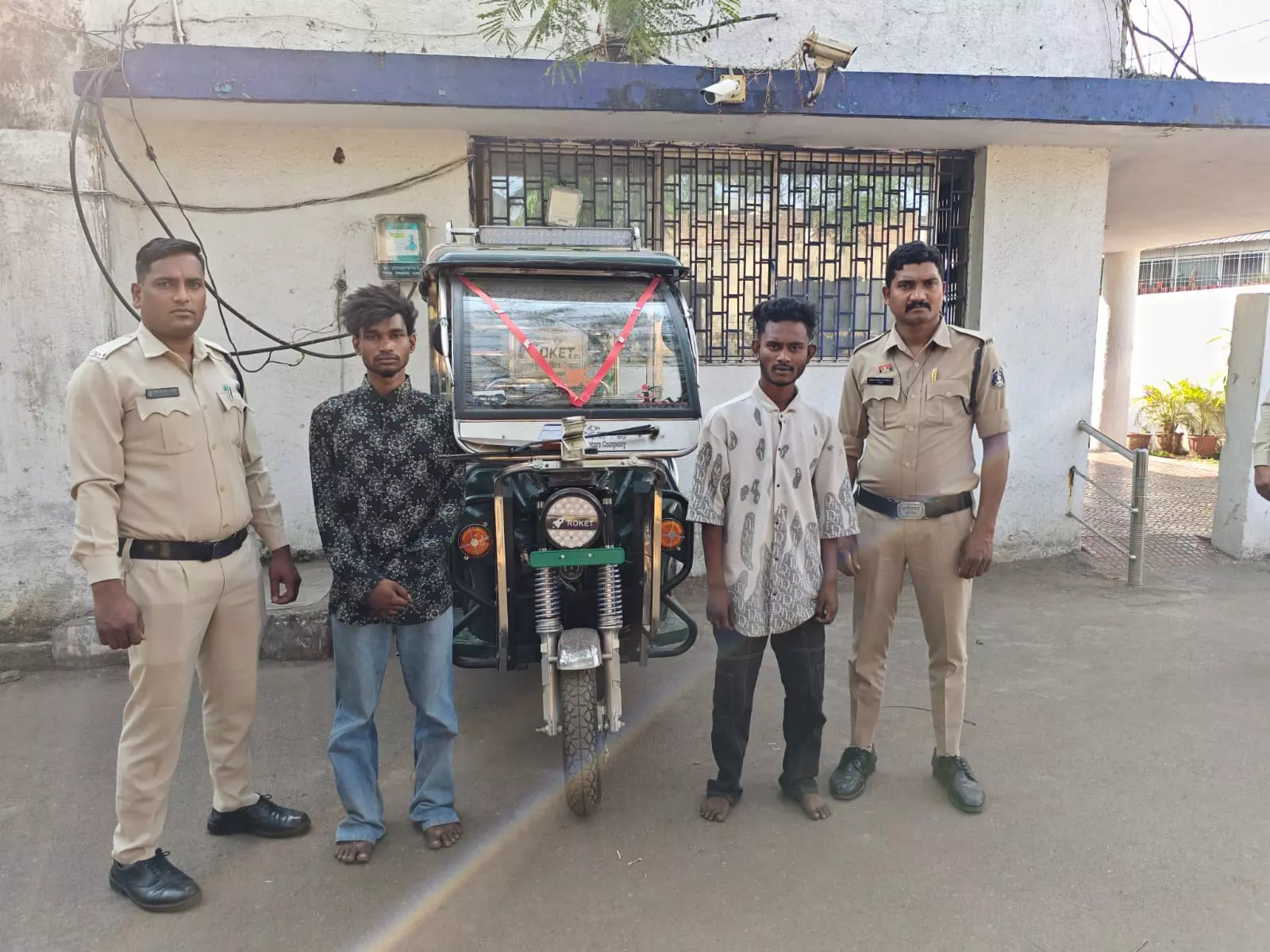 ई-रिक्शा चालक ने यात्री के साथ लूटपाट की, दो गिरफ्तार ई-रिक्शा चालक ने यात्री के साथ लूटपाट की, दो गिरफ्तार