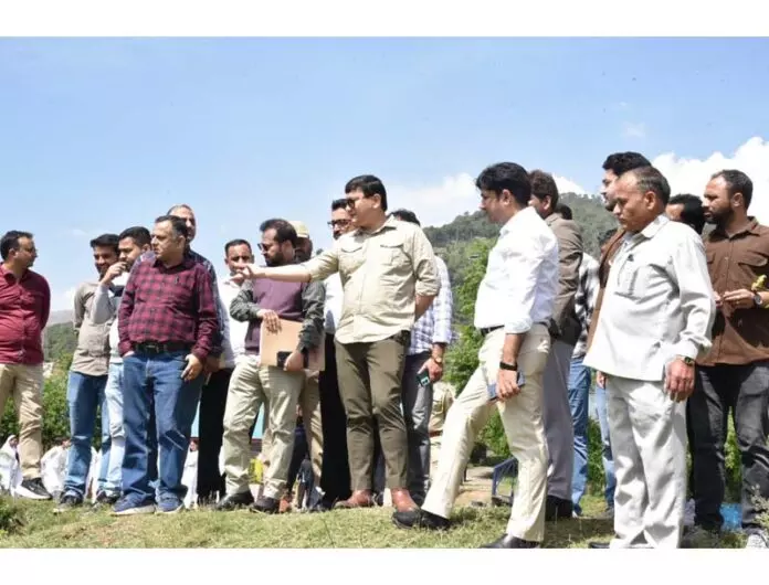 DC ने सब-डिवीजन चेनानी का दौरा किया, विकास कार्यों का निरीक्षण किया DC ने सब-डिवीजन चेनानी का दौरा किया, विकास कार्यों का निरीक्षण किया