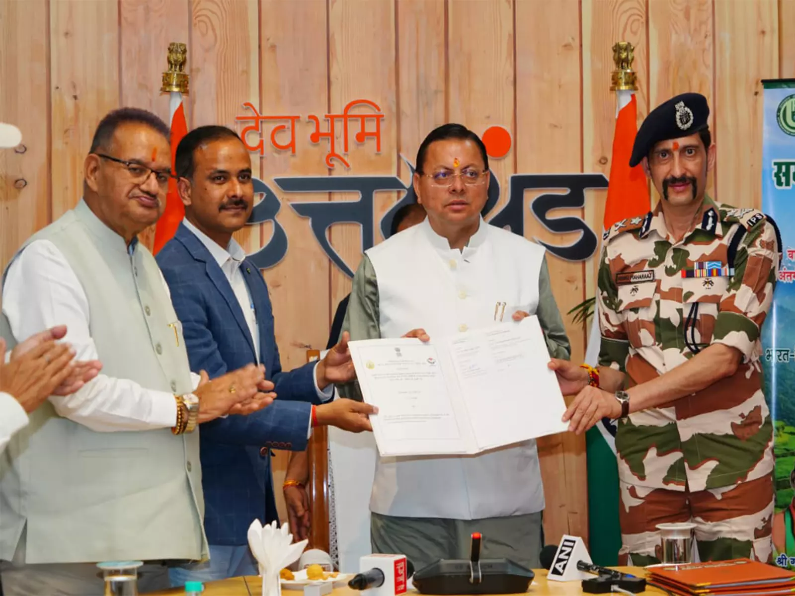CM और ITBP ने वाइब्रेंट विलेज प्रोग्राम के तहत स्थानीय उत्पादों की खरीद के लिए MoU पर हस्ताक्षर किए CM और ITBP ने वाइब्रेंट विलेज प्रोग्राम के तहत स्थानीय उत्पादों की खरीद के लिए MoU पर हस्ताक्षर किए