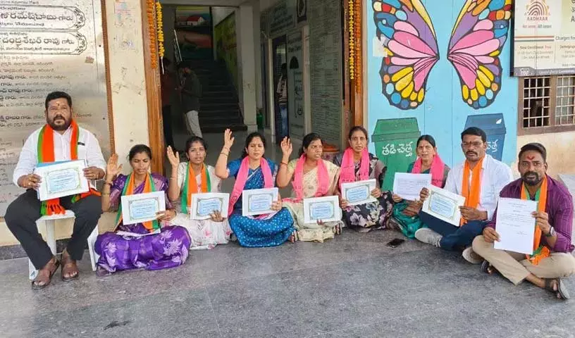 BRS और भाजपा पार्षदों ने नगर निगम अधिकारियों के व्यवहार के खिलाफ प्रदर्शन किया BRS और भाजपा पार्षदों ने नगर निगम अधिकारियों के व्यवहार के खिलाफ प्रदर्शन किया