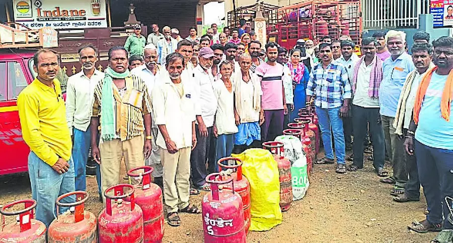 Karnataka : रसोई गैस की आपूर्ति की मांग को लेकर विरोध प्रदर्शन Karnataka : रसोई गैस की आपूर्ति की मांग को लेकर विरोध प्रदर्शन