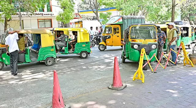 ऑटो ड्राइवरों के पेट पर जंग; बेंगलुरु में LPG के लिए किलोमीटरों तक कतारें ऑटो ड्राइवरों के पेट पर जंग; बेंगलुरु में LPG के लिए किलोमीटरों तक कतारें