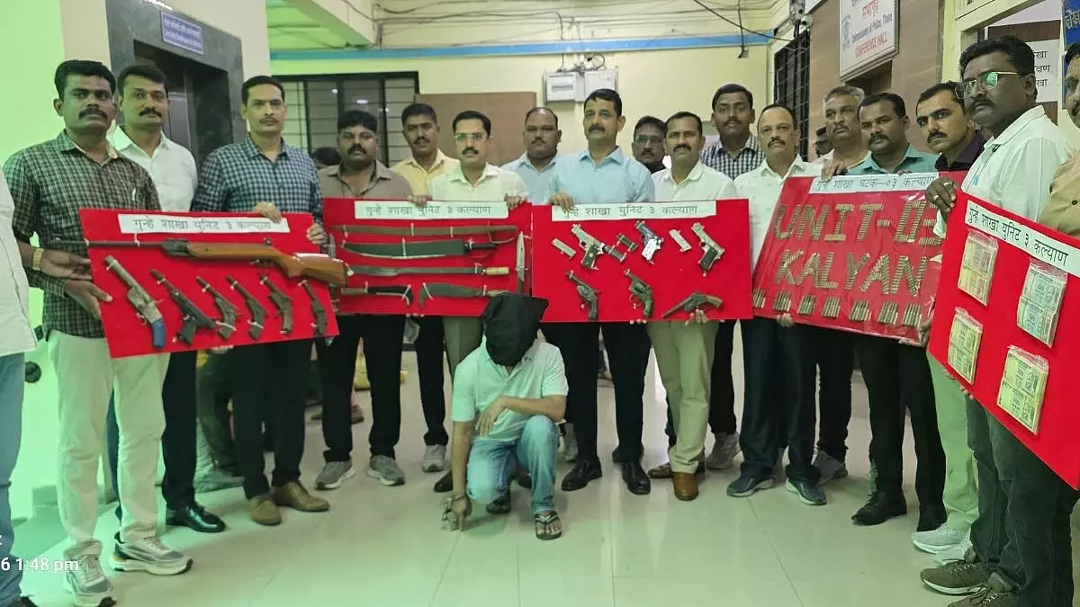 ‘Reel star’ और बिल्डर गिरफ्तार, भारी मात्रा में हथियारों का जखीरा और ₹3.52 लाख के नकली नोट जब्त ‘Reel star’ और बिल्डर गिरफ्तार, भारी मात्रा में हथियारों का जखीरा और ₹3.52 लाख के नकली नोट जब्त