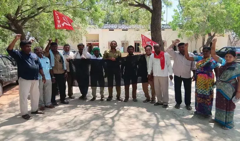 CITU Damaracharla ने चार केंद्रीय श्रम संहिताओं को निरस्त करने की मांग को लेकर विरोध प्रदर्शन किया CITU Damaracharla ने चार केंद्रीय श्रम संहिताओं को निरस्त करने की मांग को लेकर विरोध प्रदर्शन किया